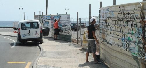 Los socialistas de Arrecife denuncian la "limpieza selectiva" de la publicidad de vallas y muros de la ciudad