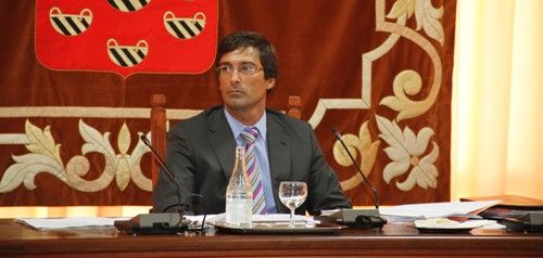 El PSOE acusa a San Ginés de contratar a un nuevo director por "presiones" de los empresarios con licencias ilegales