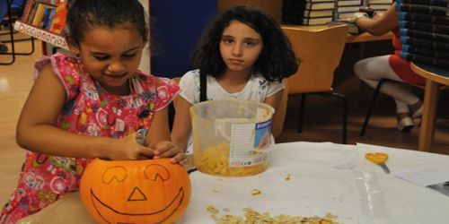 Numerosos niños participan cada tarde en los talleres de manualidades en la Biblioteca Infantil de Arrecife