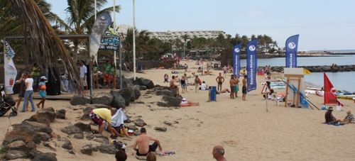 Las dos oficinas turísticas de Teguise y la playa de Las Cucharas renuevan el certificado de calidad