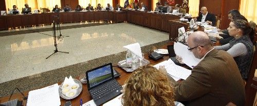 El PSOE abandona el pleno del Cabildo en protesta por "la actitud insultante y despectiva" de San Ginés