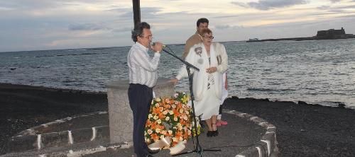 El Ayuntamiento, Titeroygakat y familiares de las víctimas homenajean a los marineros del Cruz del Mar