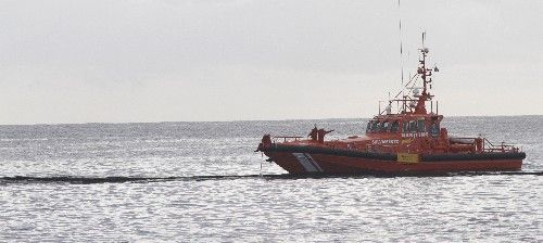 Salvamar afirma que la mancha negra de Costa Teguise es hollín y se investiga cómo ha llegado hasta el mar