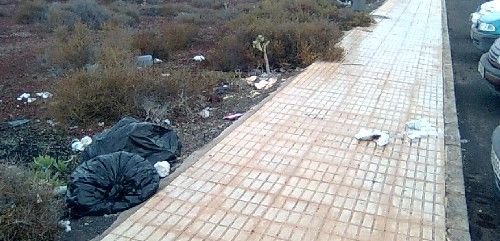 Un aparcamiento en Playa Blanca lleno de basura