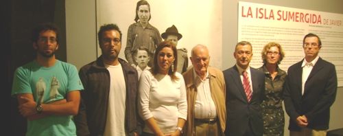 Paulino Rivero visita la exposición La isla sumergida en el Castillo de San José