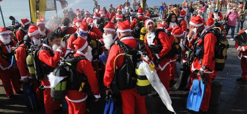 Papá Noel desembarcó en Playa Chica y fue recibido por decenas de niños