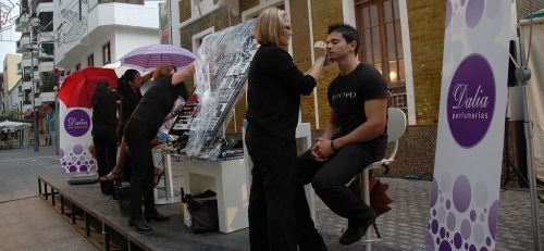 Maquillaje en vivo en la calle Real