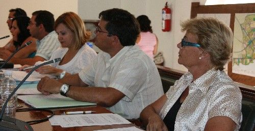 Amor Castañeyra y Emilia Perdomo, las únicas concejales que el PIL mantiene en Arrecife desde el inicio de la legislatura