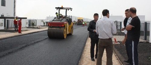 Teguise asfalta la calle Timple y Piragua en Costa Teguise