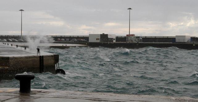 La lluvia provoca dos desvíos en Guacimeta y la inoperatividad del puerto de Los Mármoles