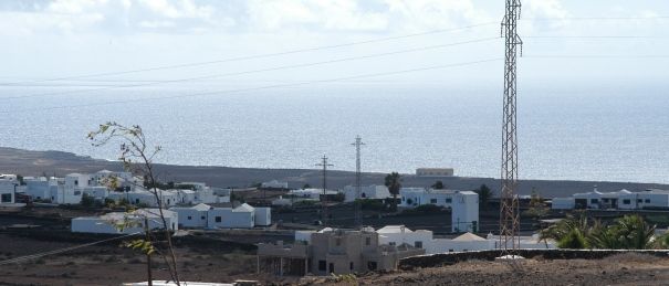 Yaiza se moviliza para lograr el soterrado de la línea de alta tensión Playa Blanca-Mácher