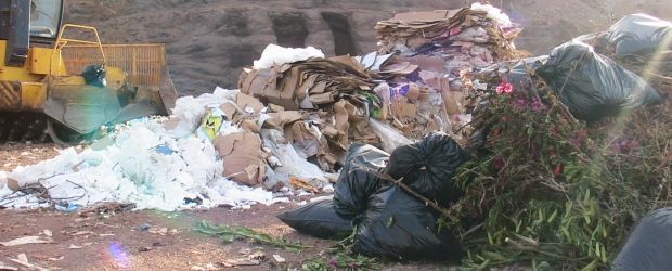 Denuncian que hay basura sin tapar en Zonzamas que provoca malos olores