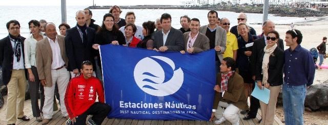 La bandera de Estaciones Naúticas ya ondea en la playa de Las Cucharas