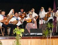 Puerto del Carmen recibe a los turistas desplazados de Egipto y Túnez con música canaria