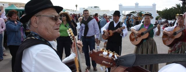 Burros, serpientes y música canaria para dinamizar el mercadillo de Teguise