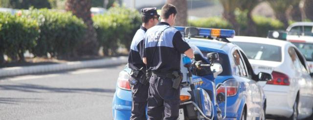 La Policía Local detiene a un hombre que rompió la luna de un escaparate  con un martillo en Arrecife