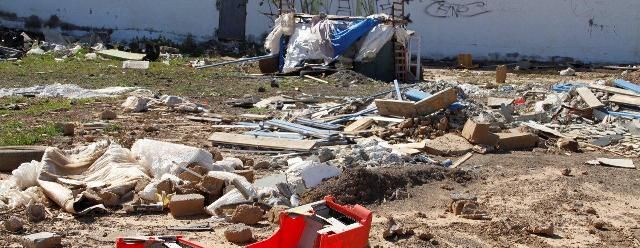 La basura se acumula en la trasera del campo de fútbol de Argana Alta