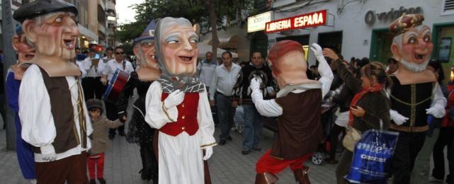 El tradicional pasacalle carnavalero invadió la calle Real