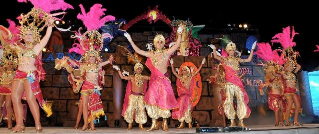 Color y música en la Gran Gala de Carnaval de Puerto del Carmen