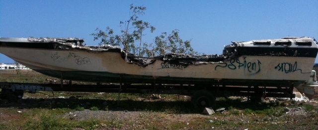 Un barco "a la deriva" en un solar de San Francisco Javier