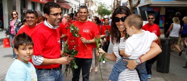 El PSOE de Arrecife felicita a las madres con una rosa y un poema de Lorca