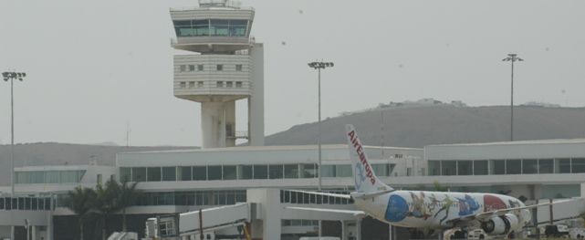 La torre de control del aeropuerto de Lanzarote, cuyo servicio está privatizado