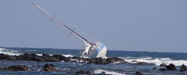 Encalla un yate en Órzola tras chocar contra las rocas