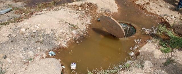 Una tubería anega una calle del barrio de Argana Alta