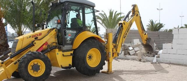 El Ayuntamiento de Arrecife limpia el solar ubicado en el Charco de San Ginés para proceder a su tapiado