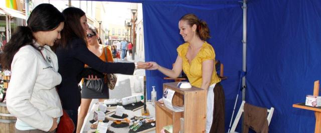 Los comerciantes de la calle José Antonio defienden el mercadillo de los sábados como dinamizador de la economía de la zona