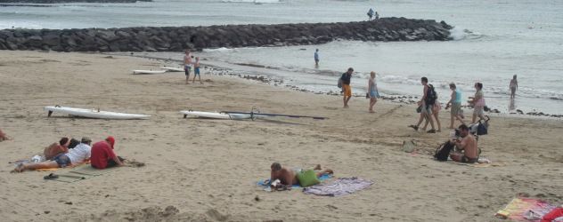 Los socorristas de Cruz Roja salvan a un hombre de 63 años en la playa de Las Cucharas