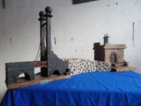 Dos artesanos muestran sus réplicas en piedra de monumentos históricos de Lanzarote en el Mercado Turístico de Arrecife