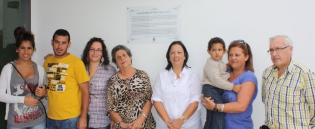 La familia de "Lola" descubre la placa de la Escuela Infantil de La Villa, que desde ahora lleva su nombre