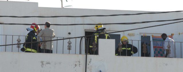 Un incendio calcina parte del mobiliario de un ático de Argana Alta