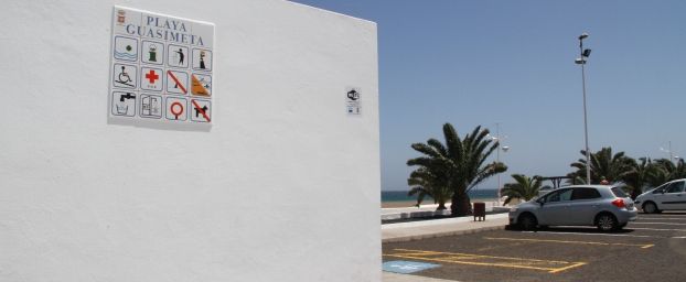 Un cartel en Playa Honda que señaliza hacia la playa de Guasimeta