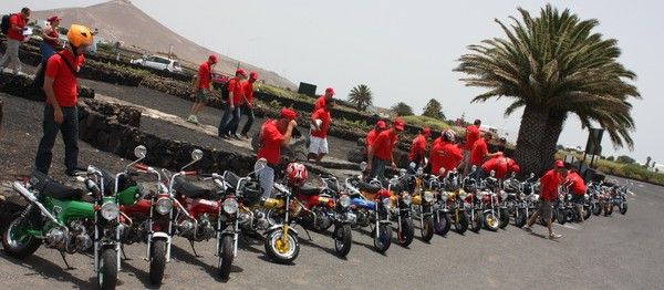 Una treintena de moteros recorre Lanzarote con la Honda 70, que causó furor en Canarias en los años 80 y 90