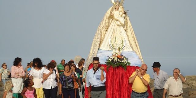 Cientos de romeros veneran a la Virgen de Las Nieves