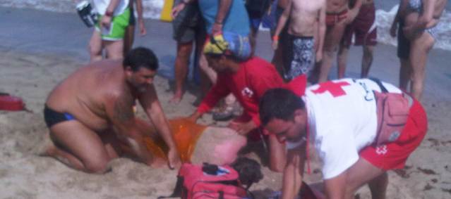 Un bañista rescata a un hombre en el mar en la playa de Las Cucharas