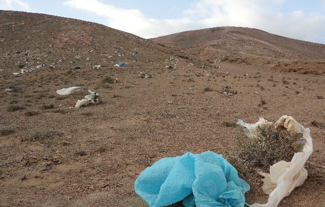 Bolsas de plástico cubren el suelo en los alrededores de Zonzamas