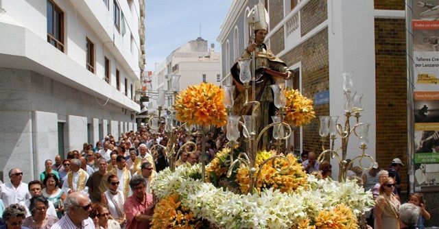 San Ginés recorre las calles de Arrecife acompañado por decenas de feligreses