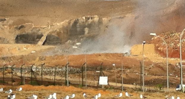 Los bomberos tardaron más de diez horas en apagar el incendio en el vertedero, en el que trabajaron toda la madrugada