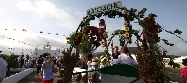 Decenas de romeros honraron a  Santa  María  Magdalena en Masdache