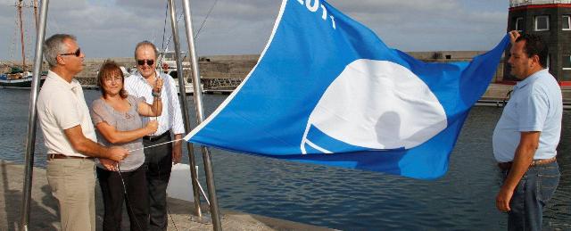 Puerto Calero ya luce su Bandera Azul