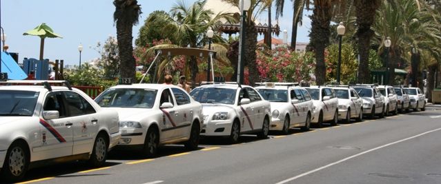 El TSJC confirma que los ayuntamientos pueden obligar a los taxistas a ir uniformados