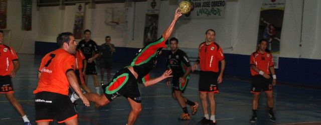 El San José Obrero se impone al Puerto Cruz en el partido inaugural del Torneo de Balonmano