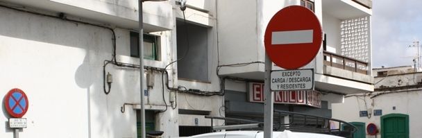 El Ayuntamiento renueva las tarjetas para aparcar en el centro de Arrecife para evitar que las usen personas que ya no viven en la zona