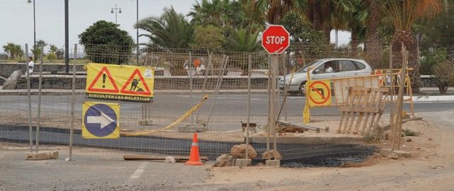 Acciona cierra provisionalmente la zanja de las obras pluviales cercana al Cabildo para garantizar la seguridad en San Ginés