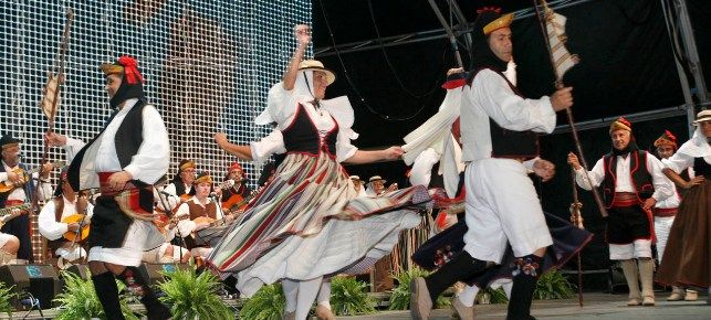 La plaza de Mancha Blanca se impregnó de aires canarios con el XXIII Festival Folclórico "Nanino Díaz Cutillas"