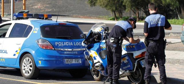 Detenido un conductor ebrio que chocó contra un semáforo y un vehículo que estaba aparcado en Arrecife