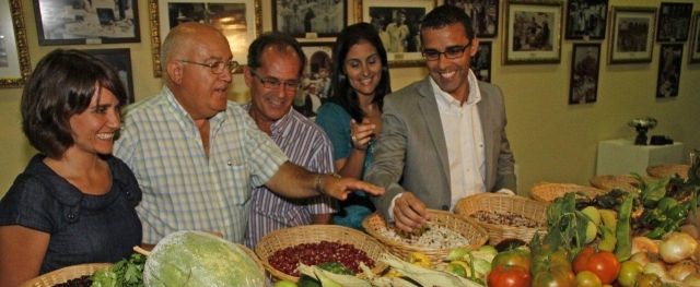 Pepe García reconstruye la vieja Recova con su exposición en la Sociedad Democracia